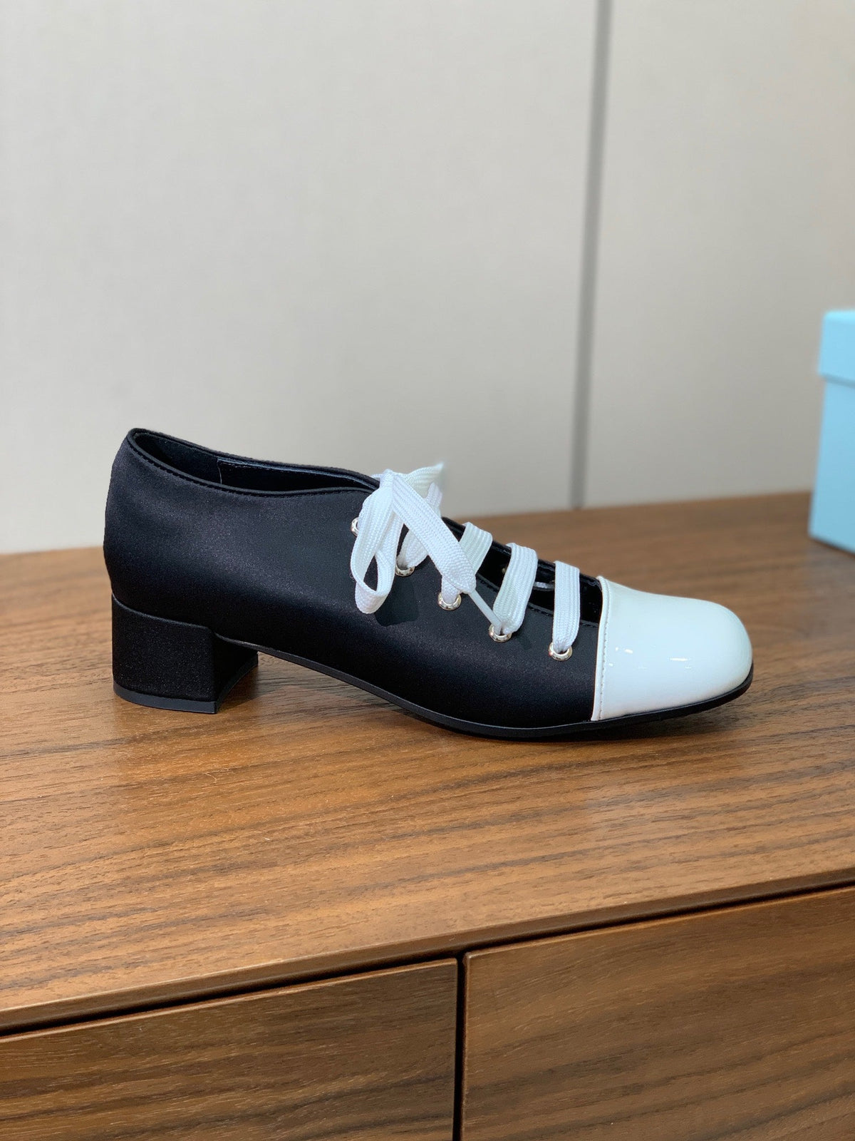 LACE-UP HIGH SHOES IN BLACK SILK MIX WHITE GLOSSY CALFSKIN
