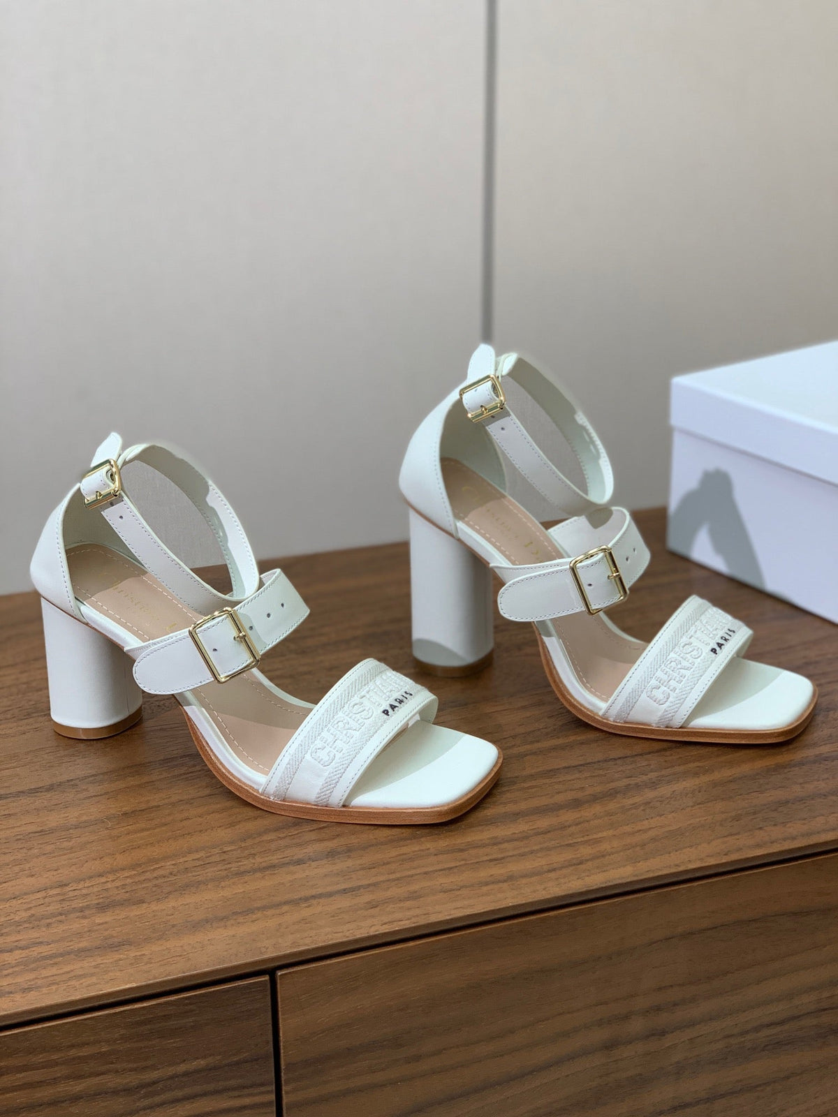 THREE-STRAP HIGH-HEELED EMBROIDERED SANDALS WHITE