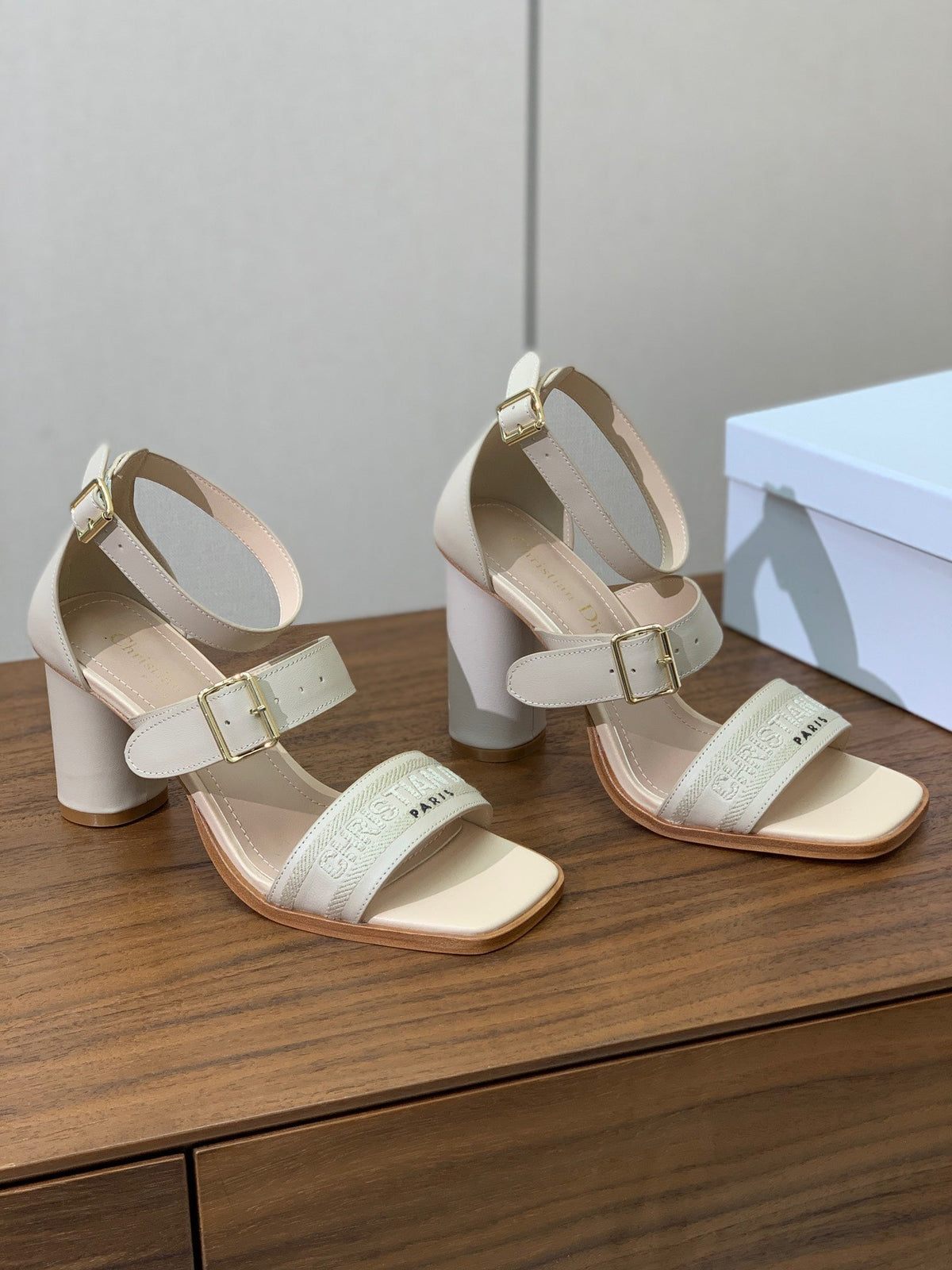 THREE-STRAP HIGH-HEELED EMBROIDERED SANDALS NUDE BEIGE