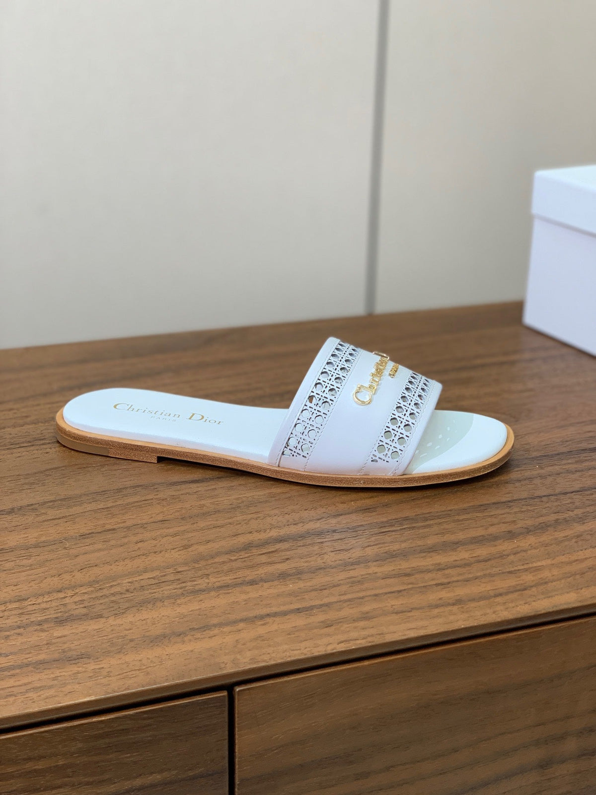 DWAY WHITE CALFSKIN AND GOLD LOGO