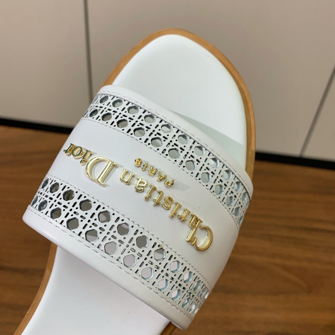DWAY WHITE CALFSKIN AND GOLD LOGO