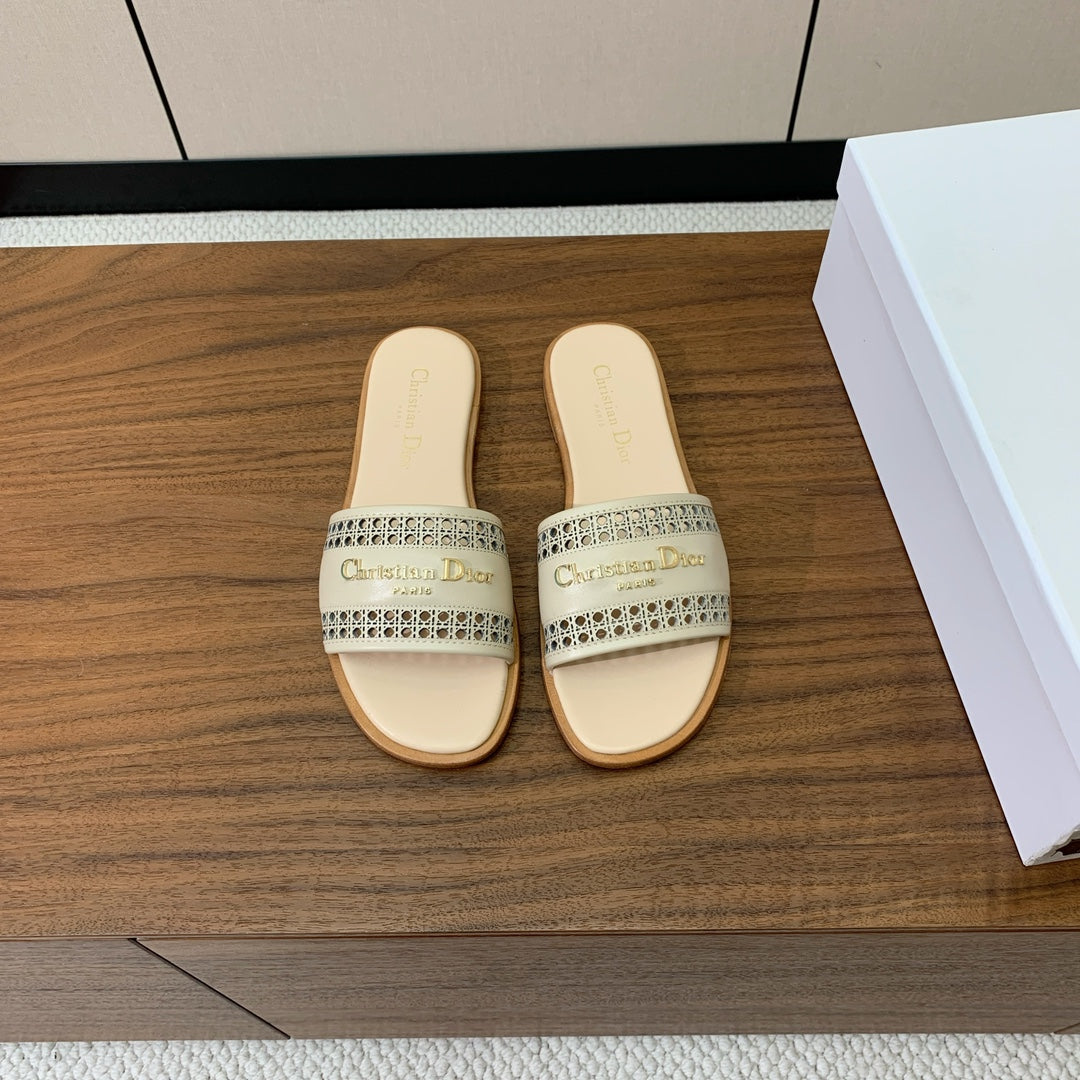 DWAY SLIDE BEIGE CALFSKIN AND GOLD LOGO