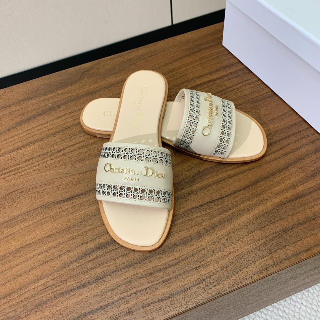 DWAY SLIDE BEIGE CALFSKIN AND GOLD LOGO