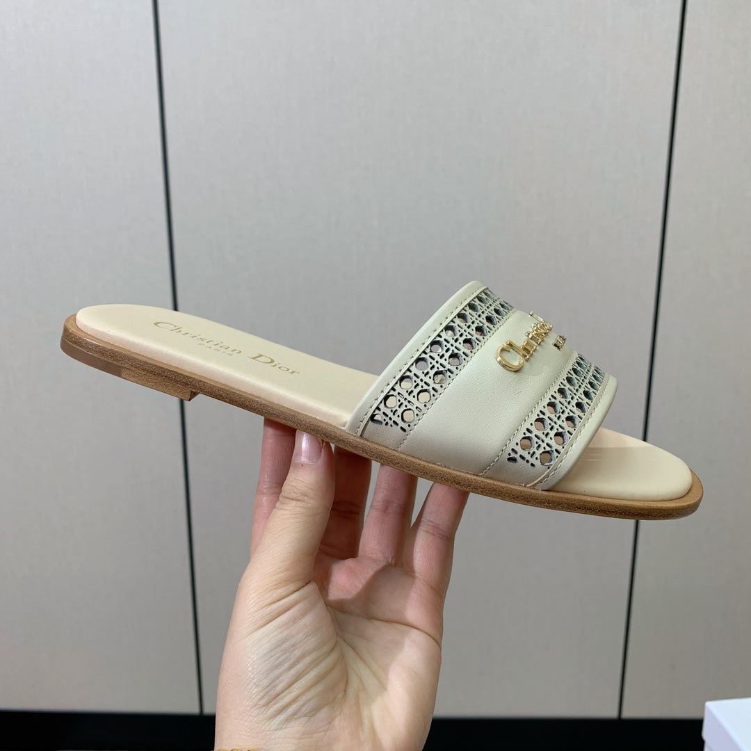 DWAY SLIDE BEIGE CALFSKIN AND GOLD LOGO
