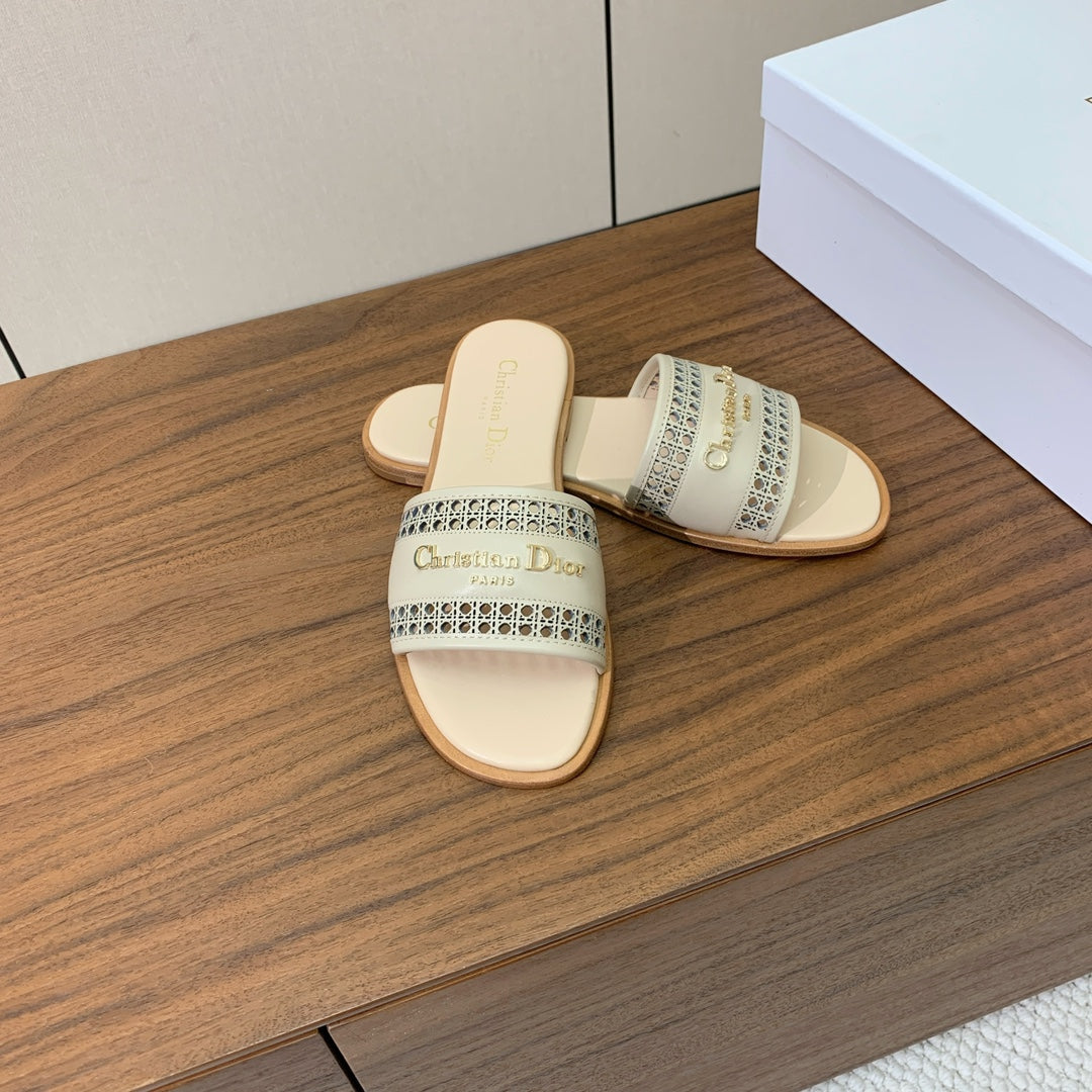 DWAY SLIDE BEIGE CALFSKIN AND GOLD LOGO
