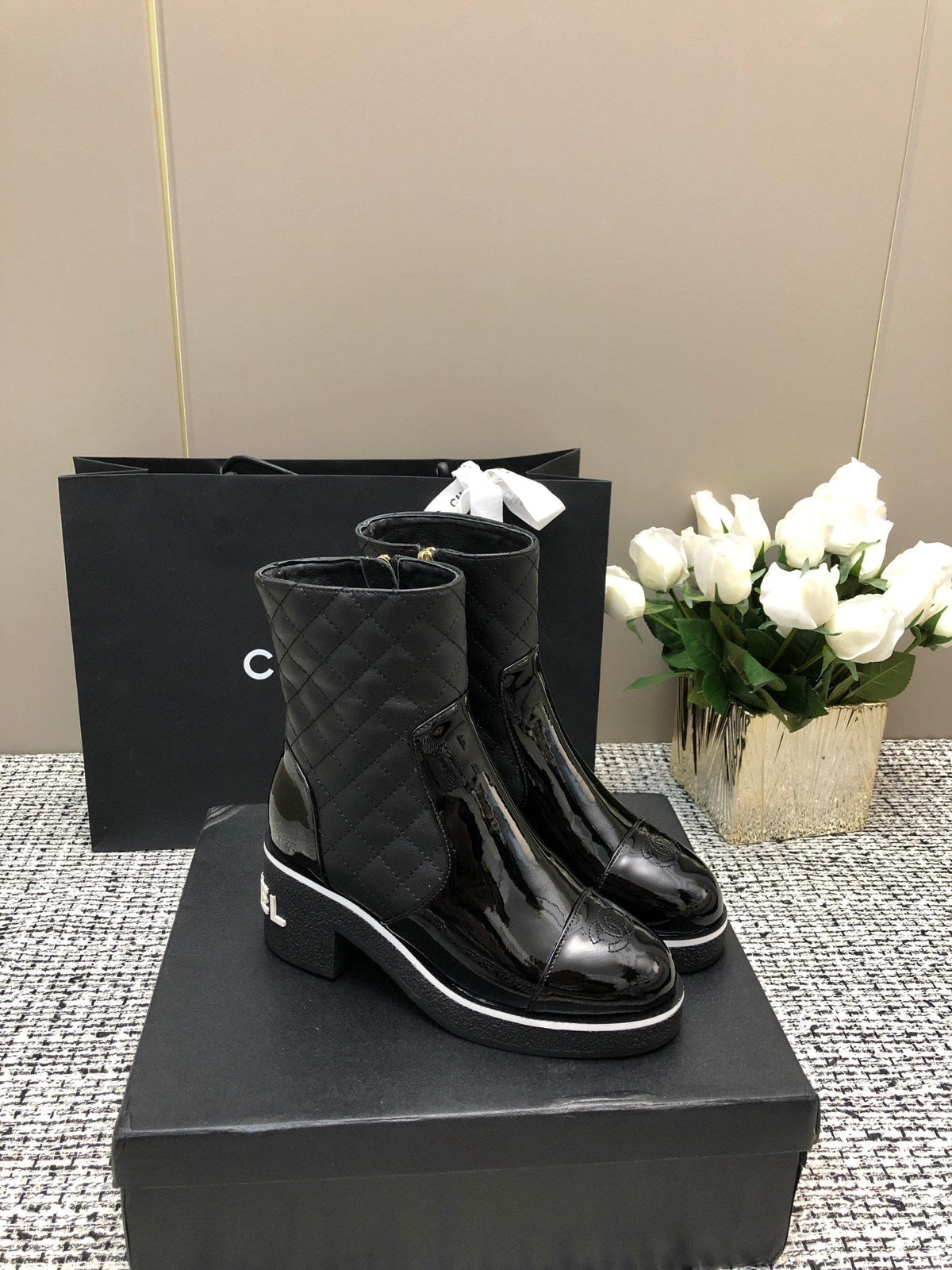 ROUND-TOE SHORT BOOTS BLACK SHEEPSKIN