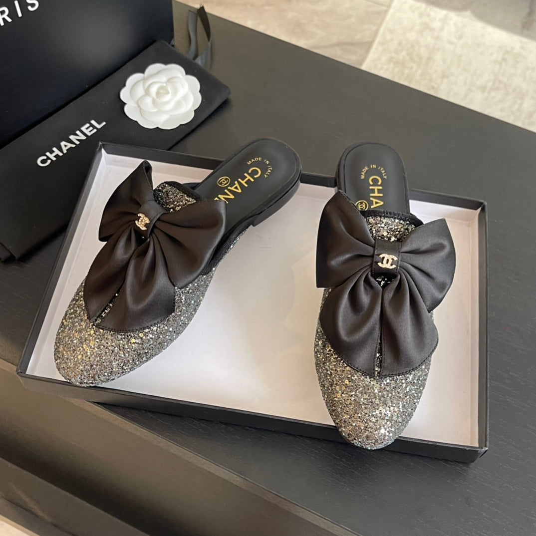 BIG BOW FLAT MULE SANDALS IN BLACK SILK WITH GLITTER SEQUINS