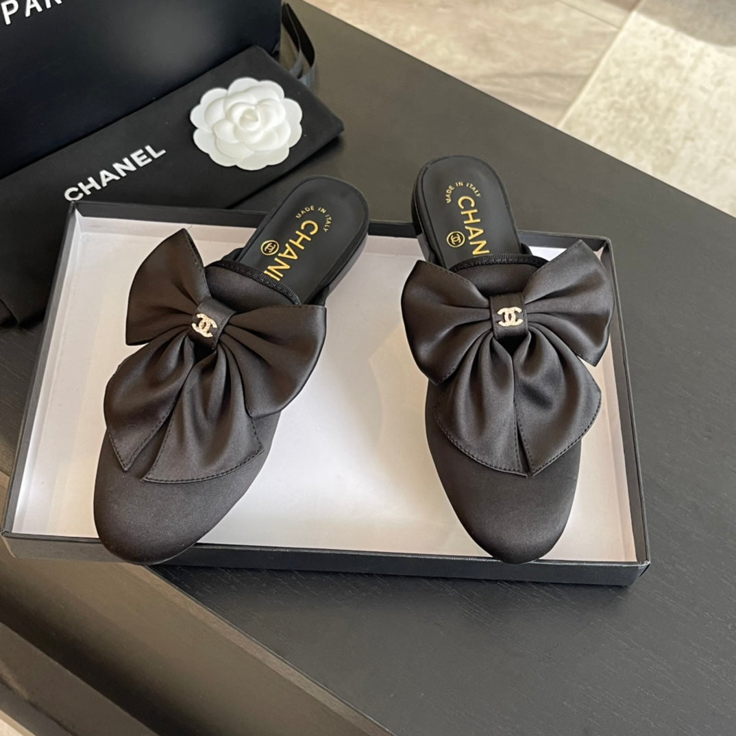 BIG BOW FLAT MULE SANDALS IN BLACK SILK