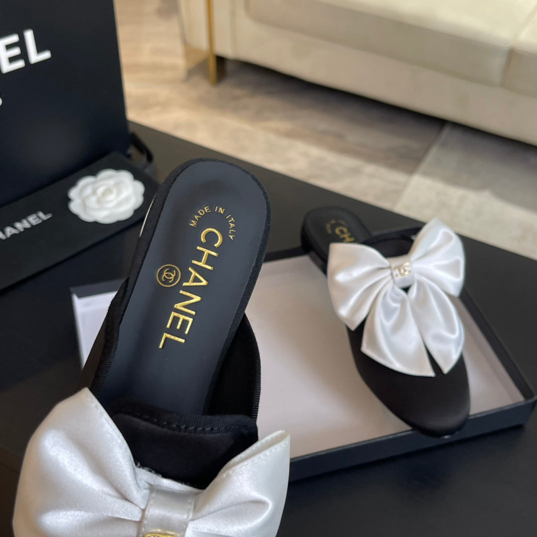 BIG BOW FLAT MULE SANDALS IN BLACK MIX WHITE SILK