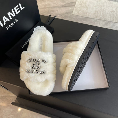 SLIPPERS IN WHITE FUR