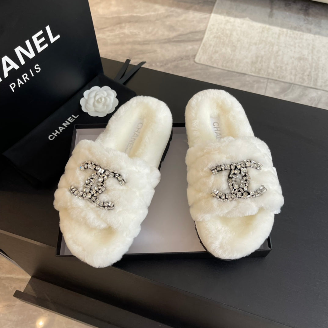SLIPPERS IN WHITE FUR