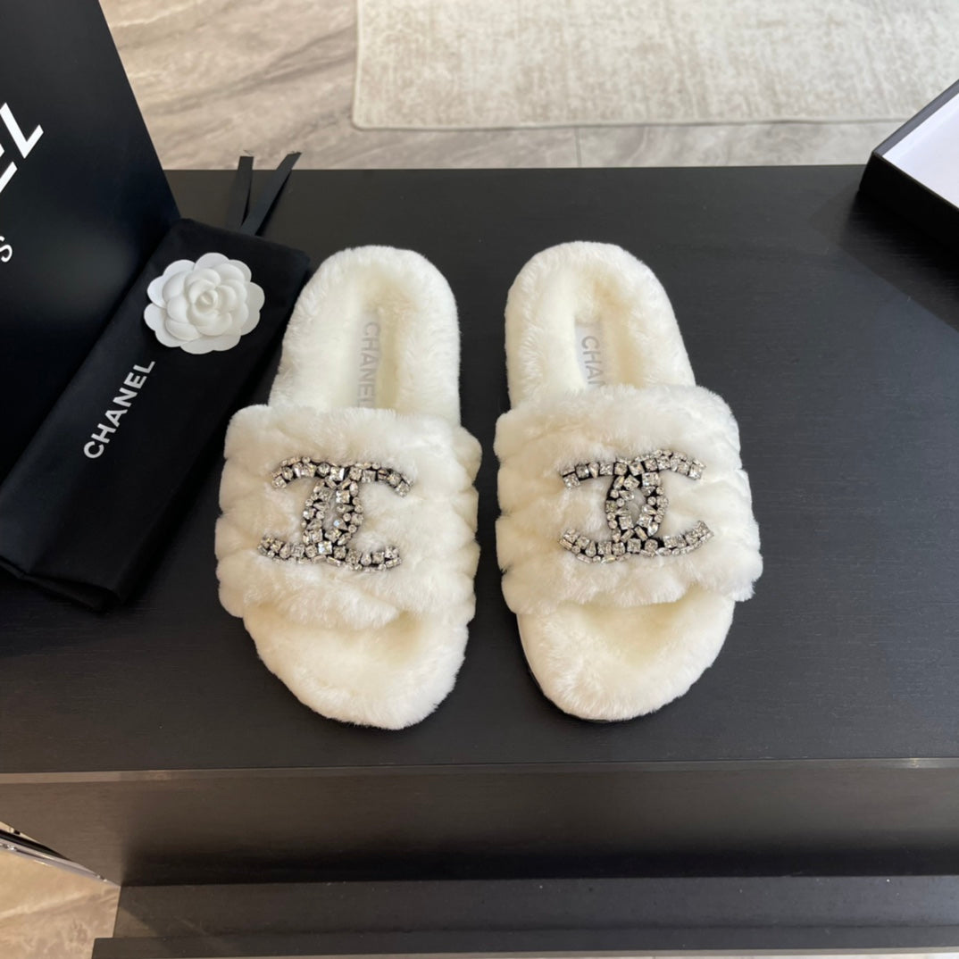 SLIPPERS IN WHITE FUR