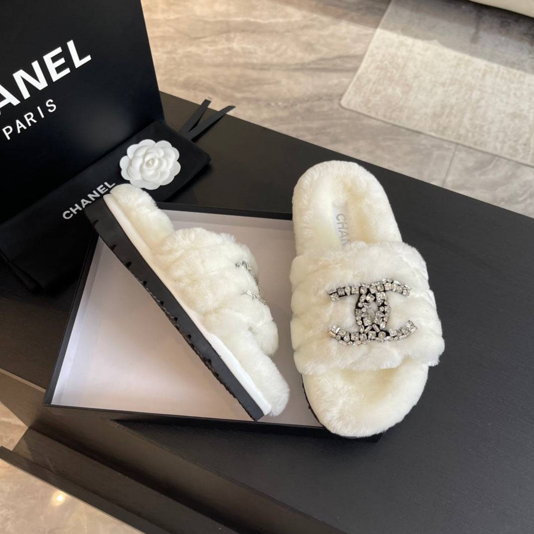 SLIPPERS IN WHITE FUR