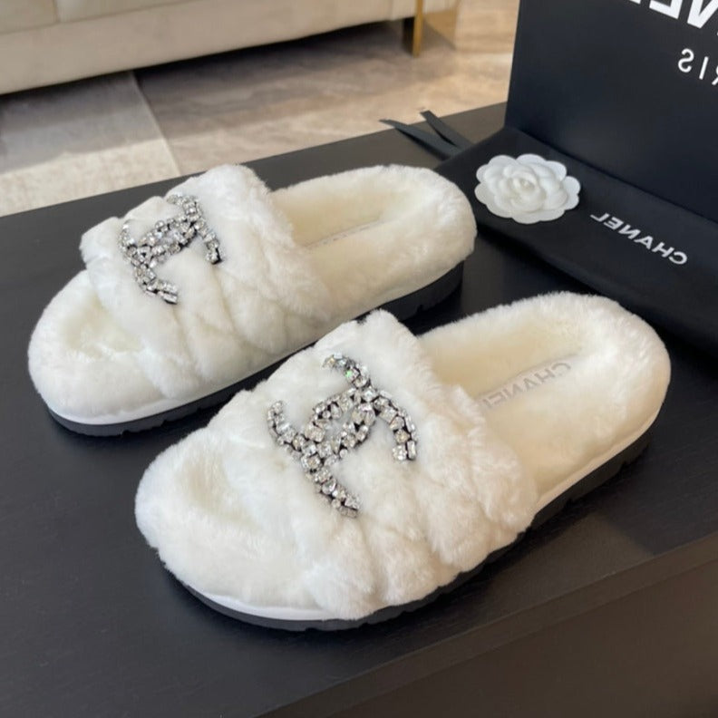 SLIPPERS IN WHITE FUR