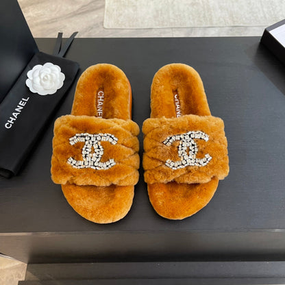 SLIPPERS IN SAFETY ORANGE FUR