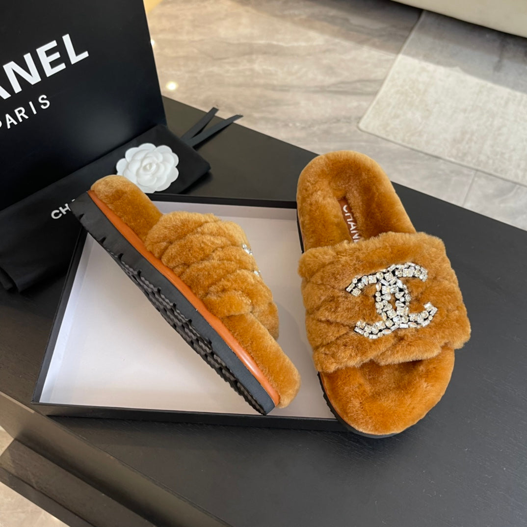 SLIPPERS IN SAFETY ORANGE FUR