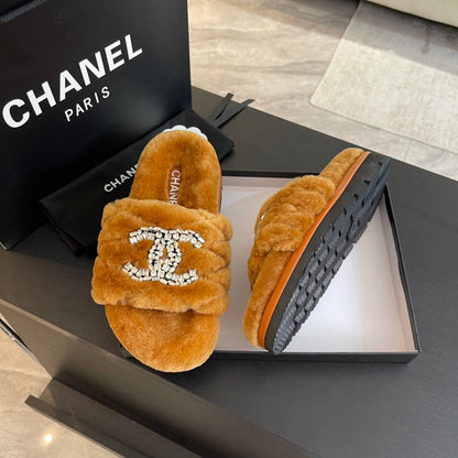SLIPPERS IN SAFETY ORANGE FUR