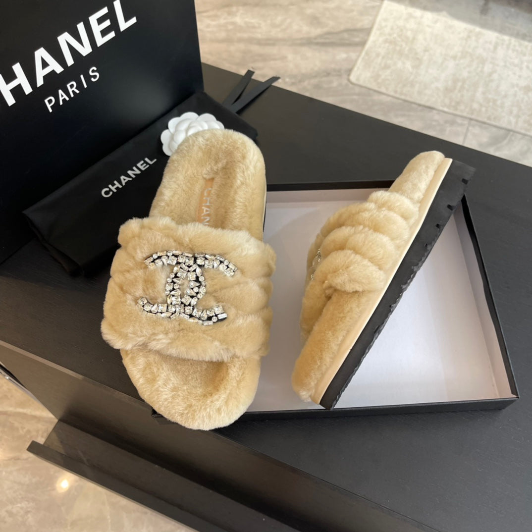 SLIPPERS IN BEIGE CREAM FUR
