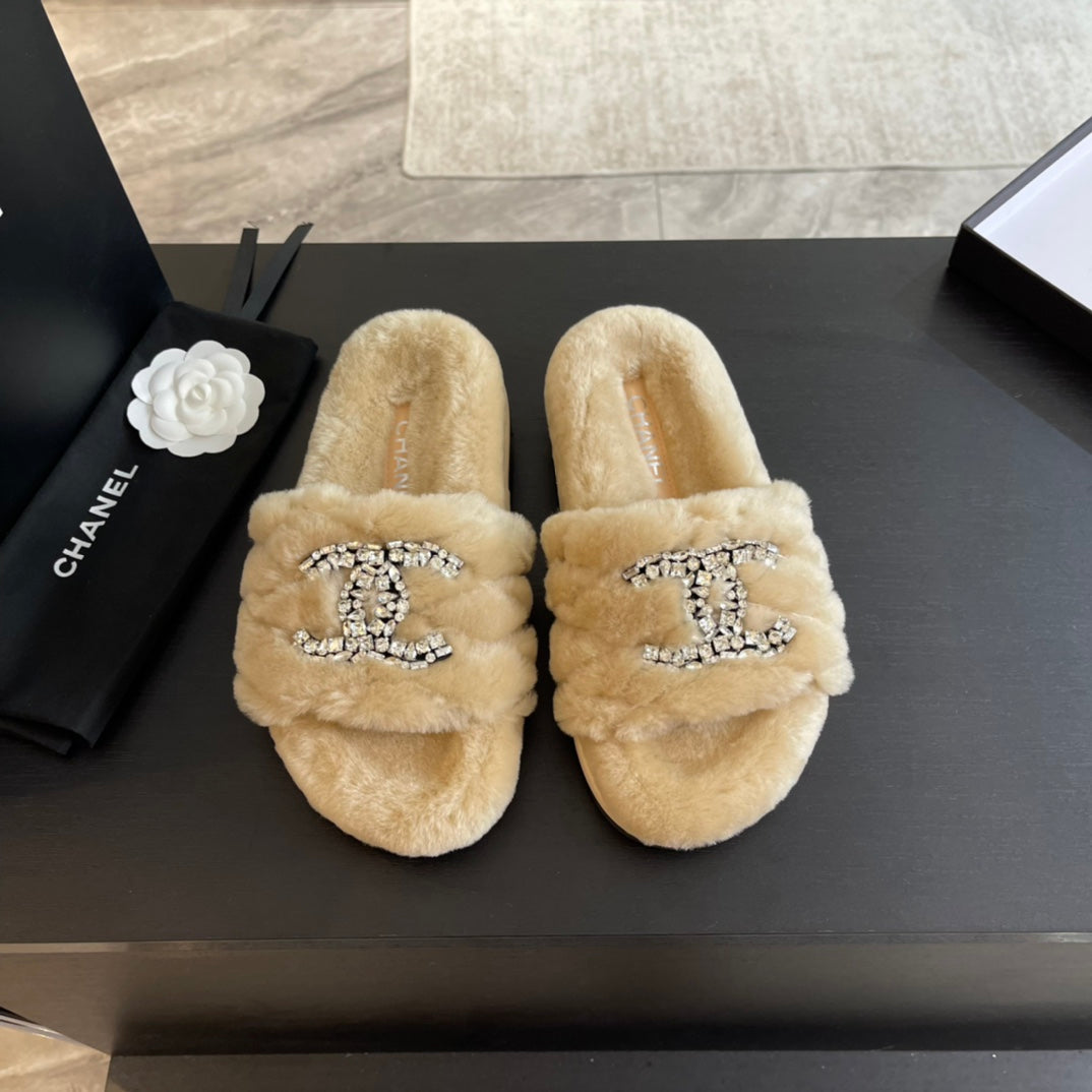 SLIPPERS IN BEIGE CREAM FUR