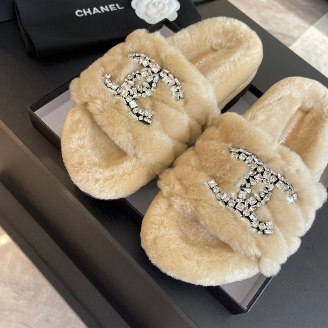 SLIPPERS IN BEIGE CREAM FUR