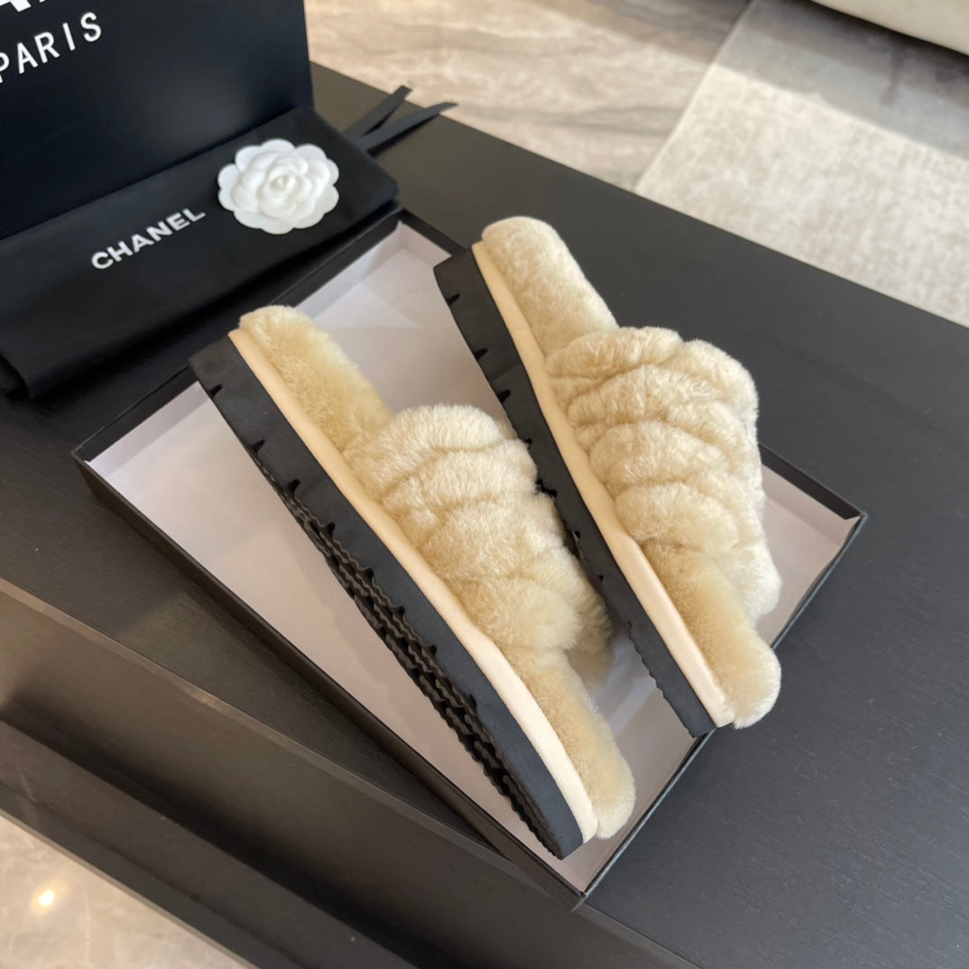 SLIPPERS IN BEIGE CREAM FUR