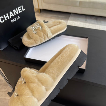 SLIPPERS IN BEIGE CREAM FUR
