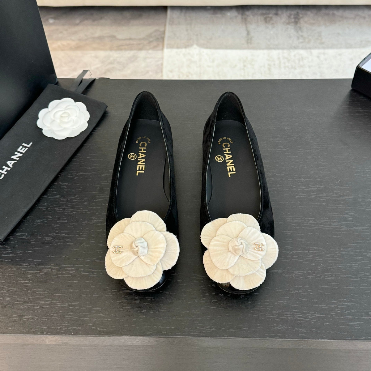 BALLET FLATS IN BLACK SUEDE WITH WHITE CAMELLIA