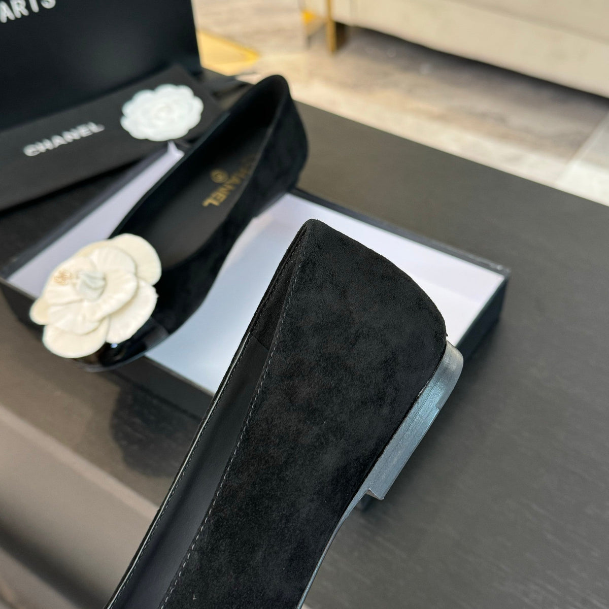BALLET FLATS IN BLACK SUEDE WITH WHITE CAMELLIA
