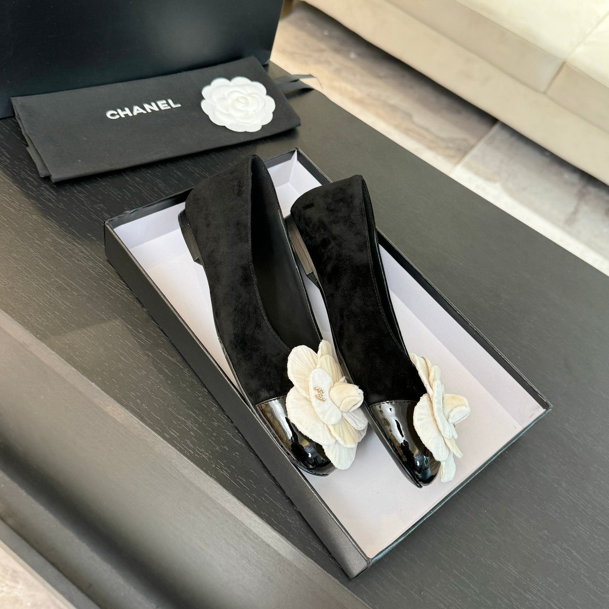 BALLET FLATS IN BLACK SUEDE WITH WHITE CAMELLIA
