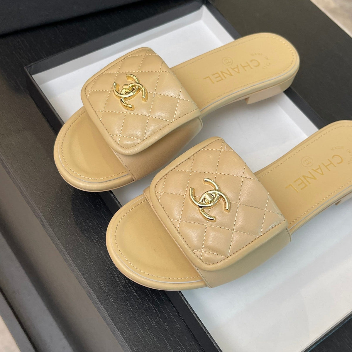 FLAT MULE IN TUSCAN BEIGE LAMBSKIN