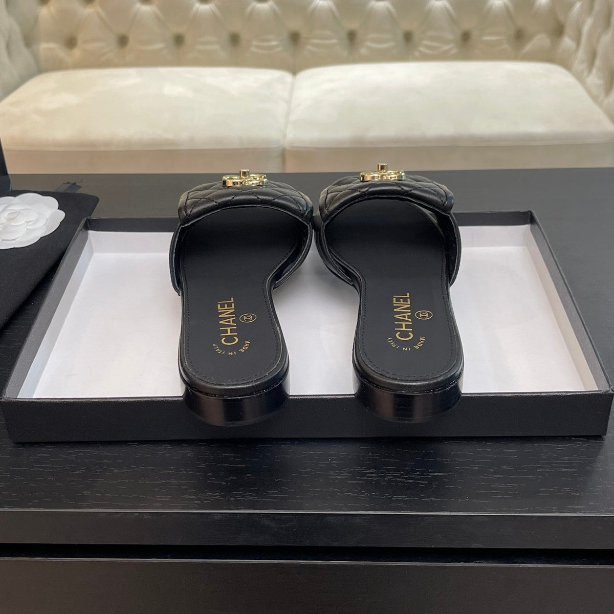 FLAT MULE IN BLACK LAMBSKIN