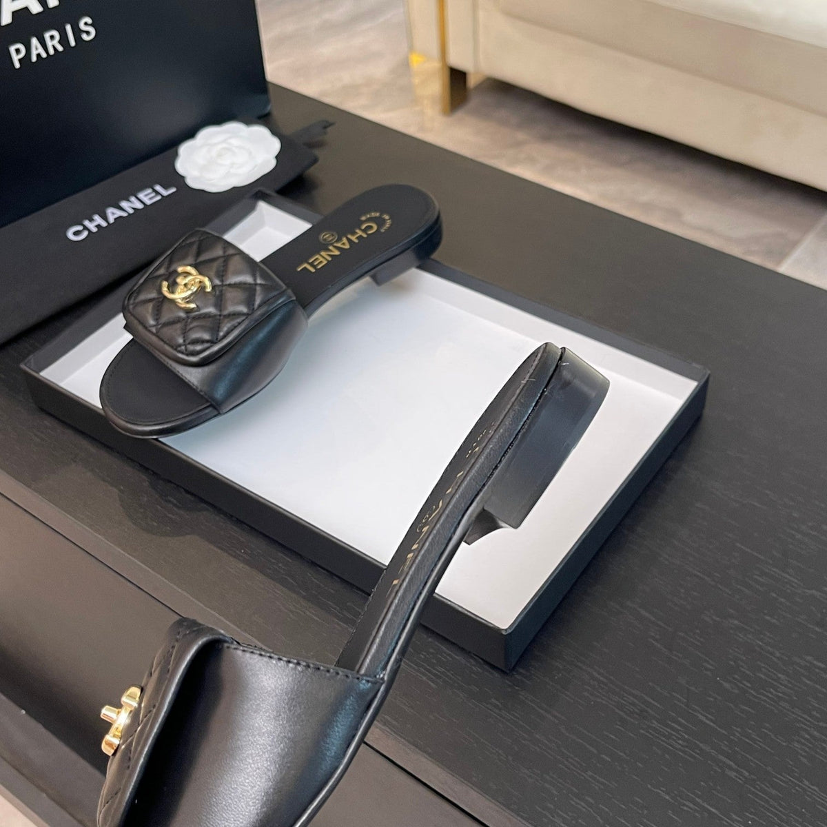 FLAT MULE IN BLACK LAMBSKIN