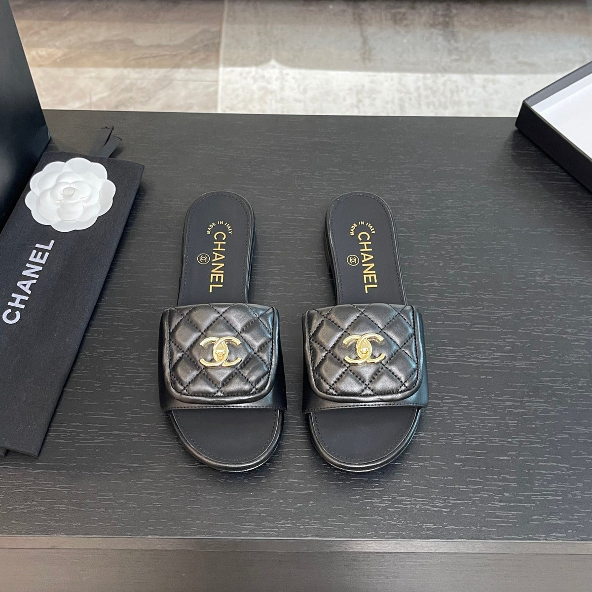 FLAT MULE IN BLACK LAMBSKIN