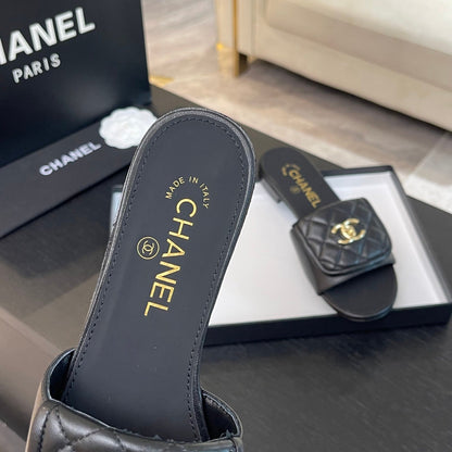 FLAT MULE IN BLACK LAMBSKIN