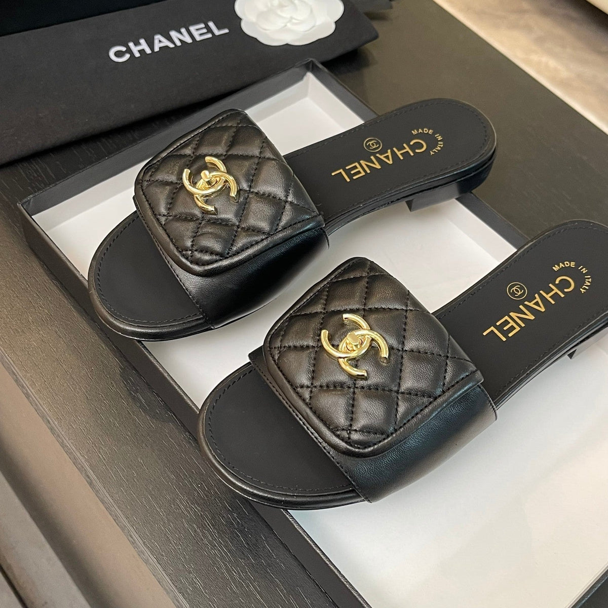 FLAT MULE IN BLACK LAMBSKIN