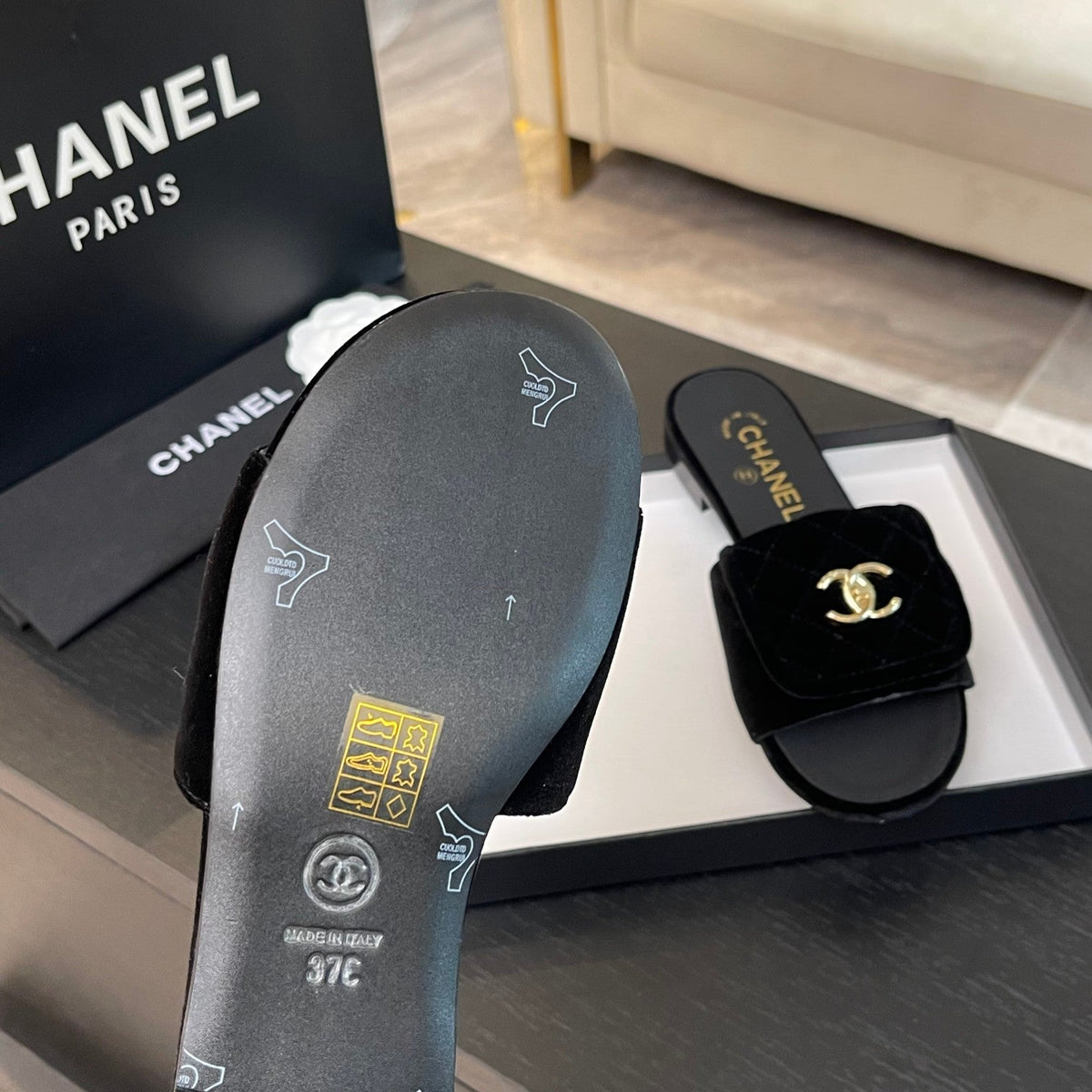 FLAT MULE IN BLACK VELVET