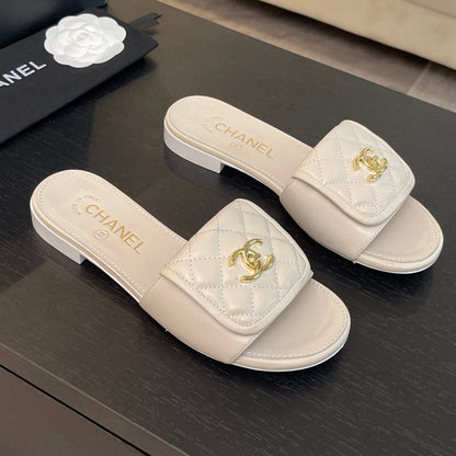 FLAT MULE IN WHITE LAMBSKIN