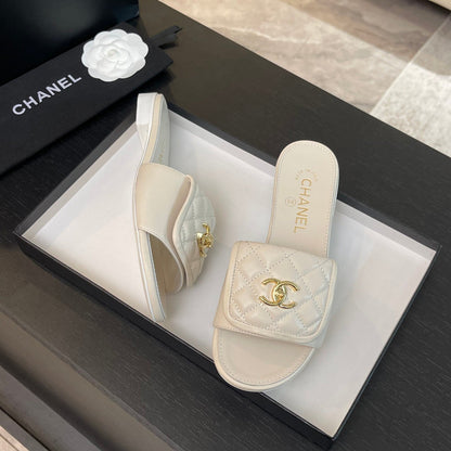 FLAT MULE IN WHITE LAMBSKIN