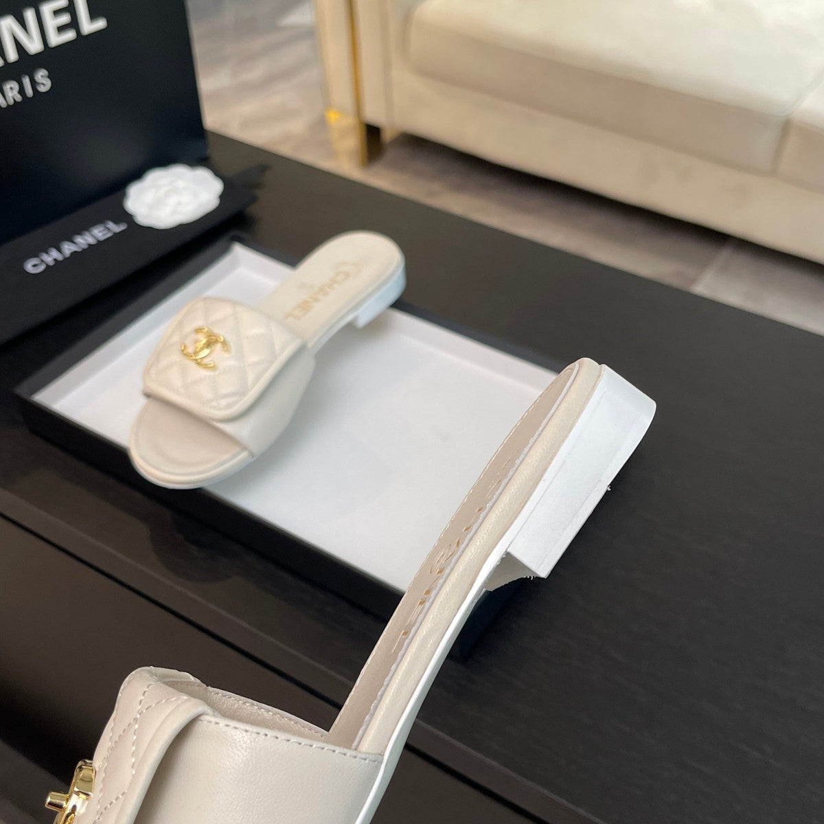 FLAT MULE IN WHITE LAMBSKIN