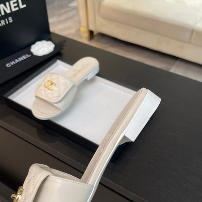 FLAT MULE IN WHITE LAMBSKIN