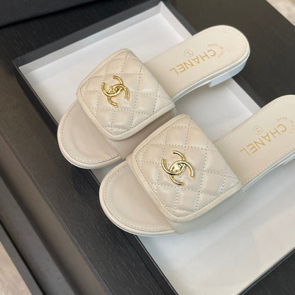 FLAT MULE IN WHITE LAMBSKIN