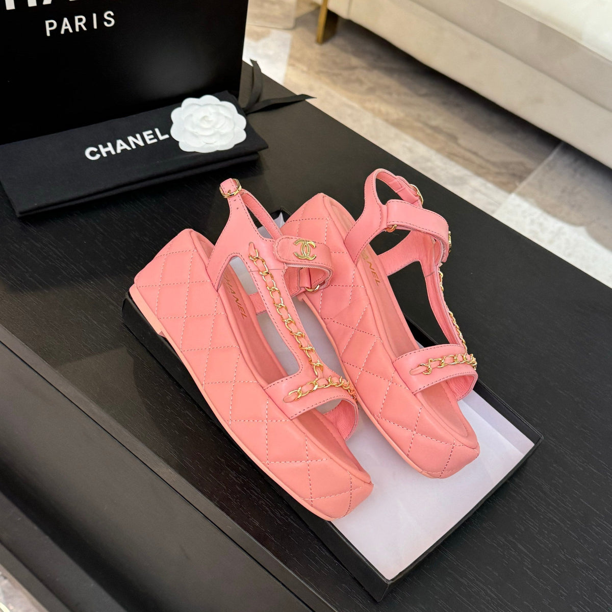 FLAT SANDALS IN SALMON PINK LAMBSKIN WITH GOLD CHAIN