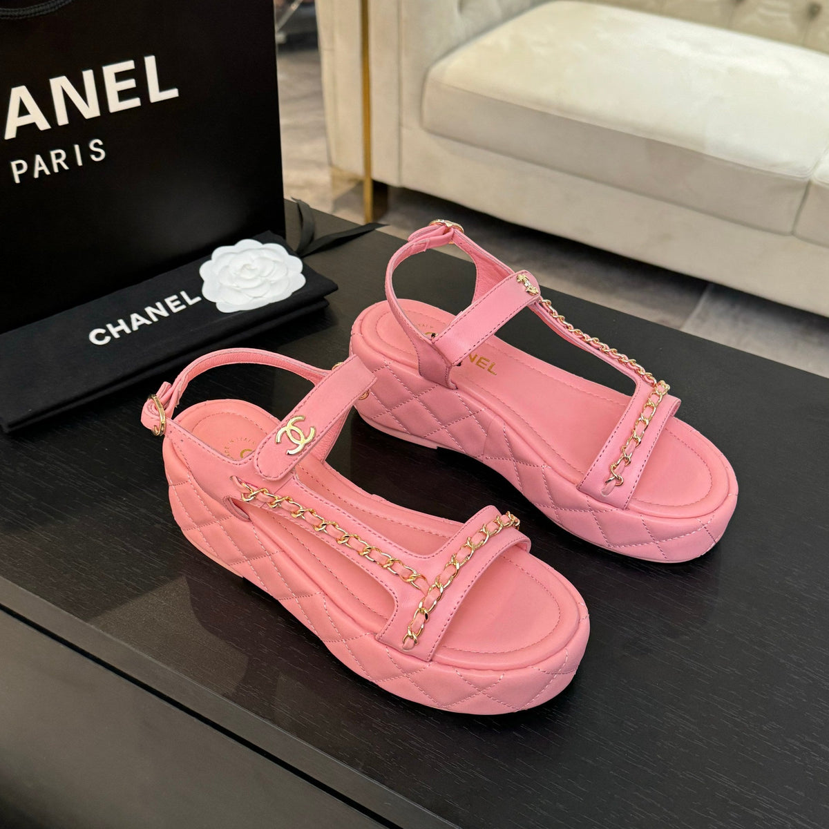 FLAT SANDALS IN SALMON PINK LAMBSKIN WITH GOLD CHAIN