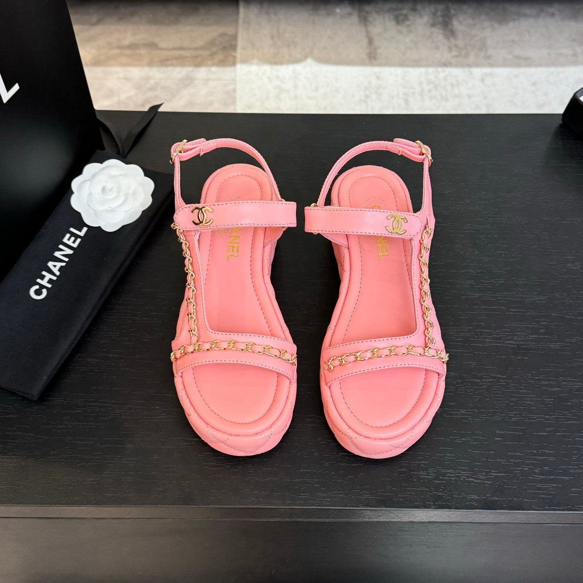 FLAT SANDALS IN SALMON PINK LAMBSKIN WITH GOLD CHAIN