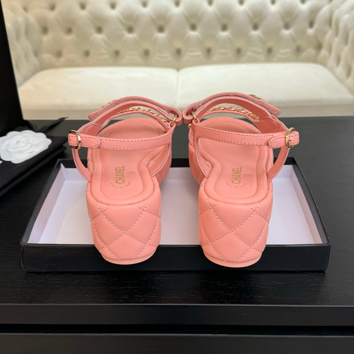 FLAT SANDALS IN SALMON PINK LAMBSKIN WITH GOLD CHAIN