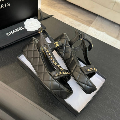 FLAT SANDALS IN BLACK LAMBSKIN WITH GOLD CHAIN