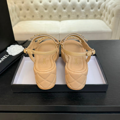 FLAT SANDALS IN PEANUT BROWN LAMBSKIN WITH GOLD CHAIN