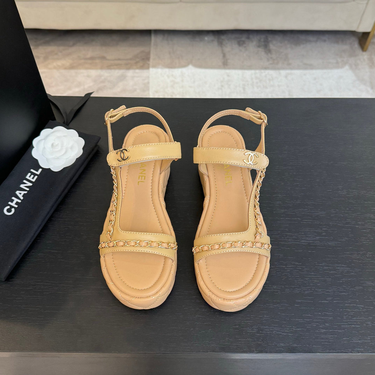 FLAT SANDALS IN PEANUT BROWN LAMBSKIN WITH GOLD CHAIN