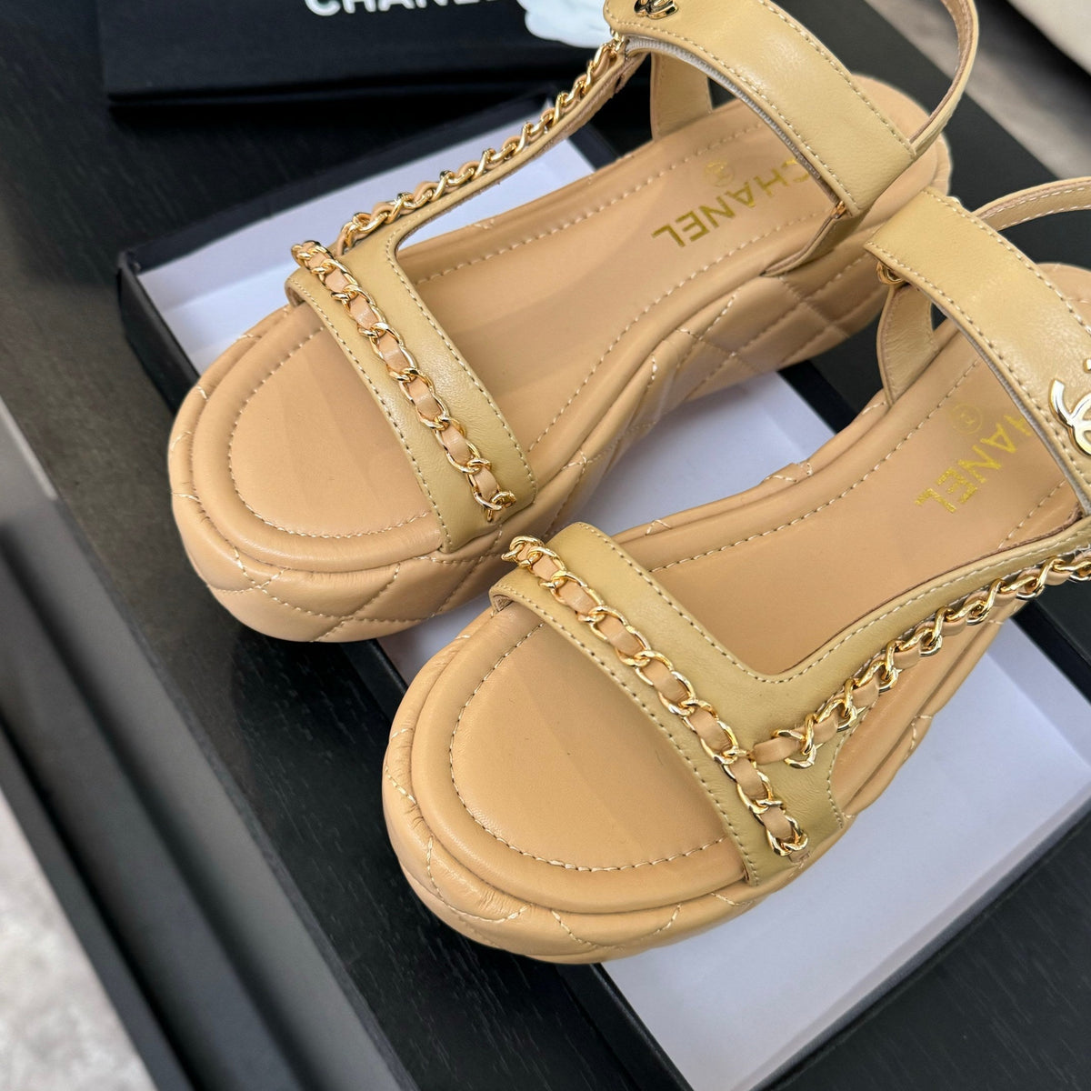 FLAT SANDALS IN PEANUT BROWN LAMBSKIN WITH GOLD CHAIN