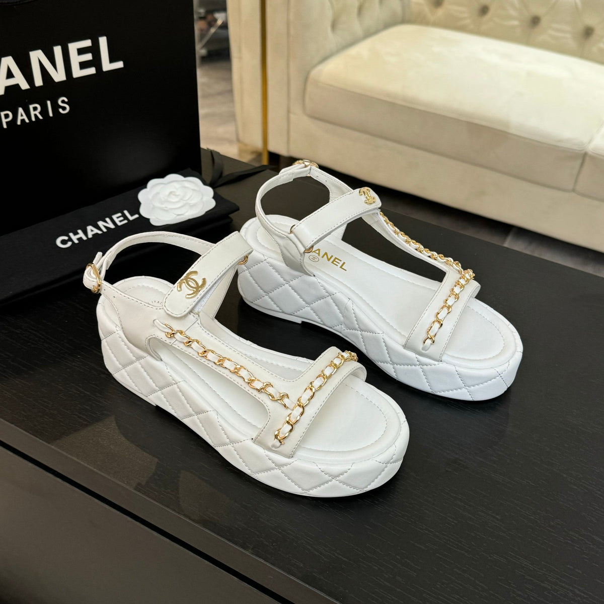 FLAT SANDALS IN WHITE LAMBSKIN WITH GOLD CHAIN